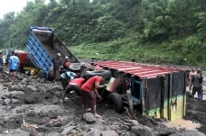 Puluhan Truk Terjebak...