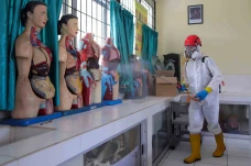 Penyemprotan Disinfektan...
