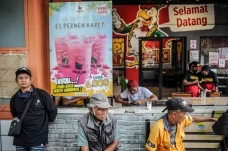 Pembatasan Jam Operasional...