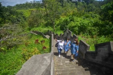 Wisata Replika Tembok...