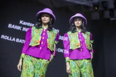 Melihat Lenggak-lenggok...