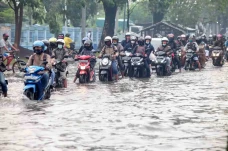 Banjir Genangi Jalan...