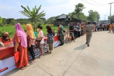 Antrean Panjang Warga...