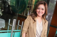 Resmi Bercerai, Dhena...