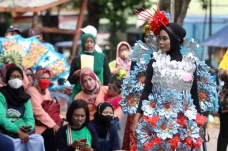 Peragaan Busana Berbahan...