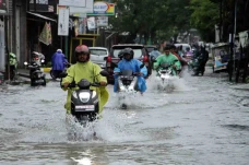 Banjir Rendam Ruas Jalan...