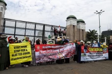 Aksi Emak-emak Selamatkan...