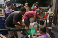 Pedagang dan Warga Serbu...