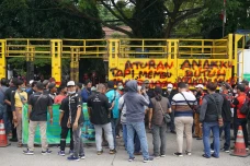 Tolak Aturan ODOL, Ratusan...