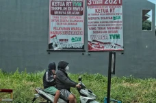 Warga Tuntut Kelurahan...