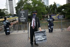 Aksi Seniman Terhadap...
