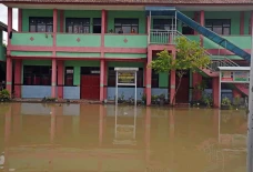 Banjir Rendam Gedung...