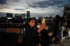 Wisata Swafoto di Sky...