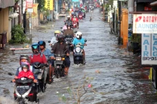 Banjir Rendam Jalan...