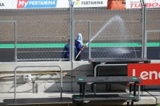 Penyemprotan Air ke...