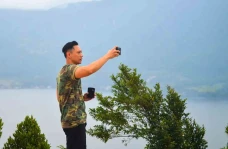 Pakai Kaos Loreng, Intip...