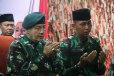 Kenakan Baret TNI dan...
