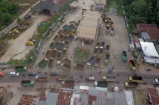 Antrean Panjang Solar...