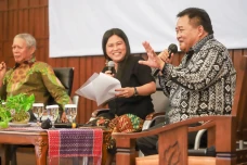 Sabam Sirait Dipandang...