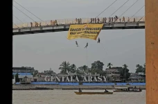 Pembentangan Spanduk...