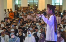 UAS Beri Tausyiah Saat...