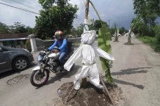 Aksi Protes Jalan Rusak...
