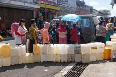 Pakai KTP, Warga Antre...
