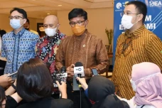 Menteri Johnny Ajak...