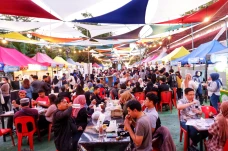 Berburu Takjil di Pasar...