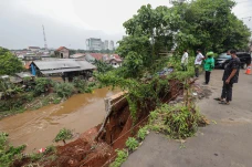 Bantaran Sungai Ciliwung...