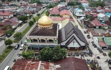 Dibangun Bersamaan,...
