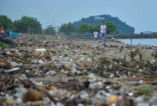 Sampah Berserakan di...