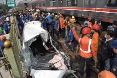 Ditabrak KRL, Mobil...