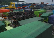 Ratusan Truk Padati...