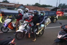 Potret Tangguh Pemudik...