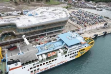 Antrean Kendaraan di...