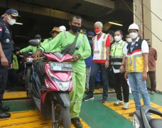 Ganjar Sambut Kedatangan...