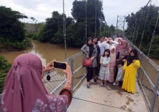 Pesona Jembatan Gantung...