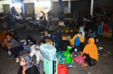 Penumpang Bus Terlantar...