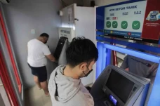 Penarikan Uang Tunai...