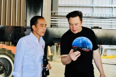 Begini Gaya Santai Elon...