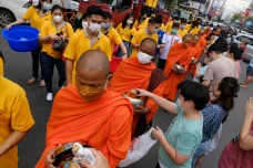 Umat Buddha Ikuti Tradisi...