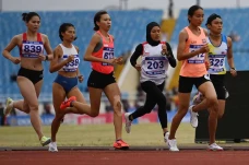 Agustina Raih Perak...
