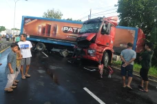2 Truk Trailer Tabrakan...
