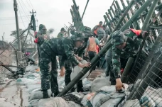 Puluhan Prajurit Banteng...