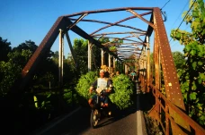 Melihat Jembatan Besi...