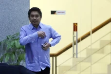 Berseteru dengan Raja...