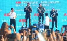 Momen Jokowi Serahkan...