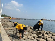 Bersihkan Sisa Sampah...