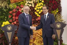 Presiden Jokowi Menerima...